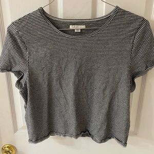 American Eagle cropped shirt with a black and white pattern size XL